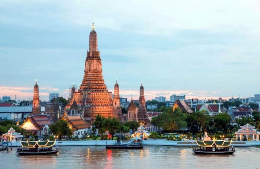 
    Los templos son una de las principales atracciones de Bangkok. Esta ciudad creció enormemente en las últimas décadas.
   