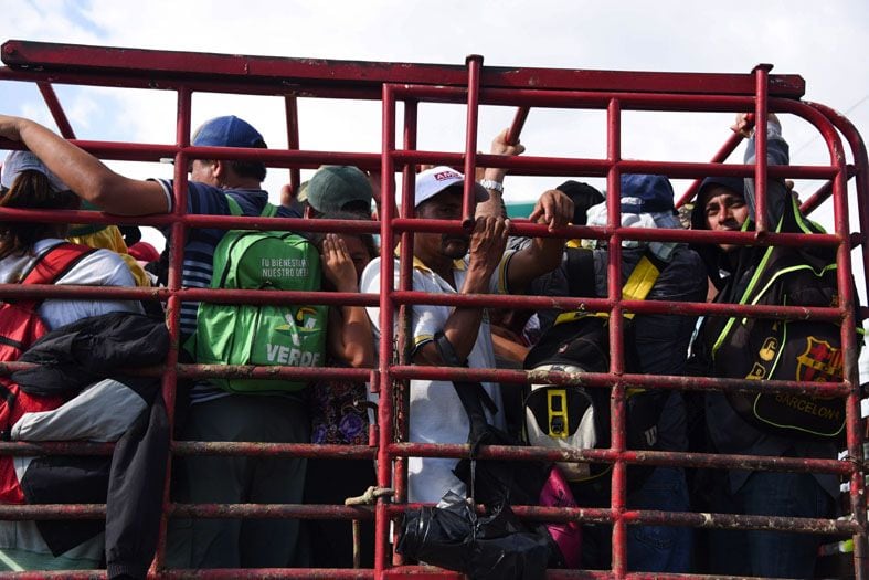 
Migrantes | Los migrantes hondureños a bordo de un camión cerca de Huehuetan en su camino desde Tapachula a Huixtla, estado de Chiapas hacia Estados Unidos. / AFP
   