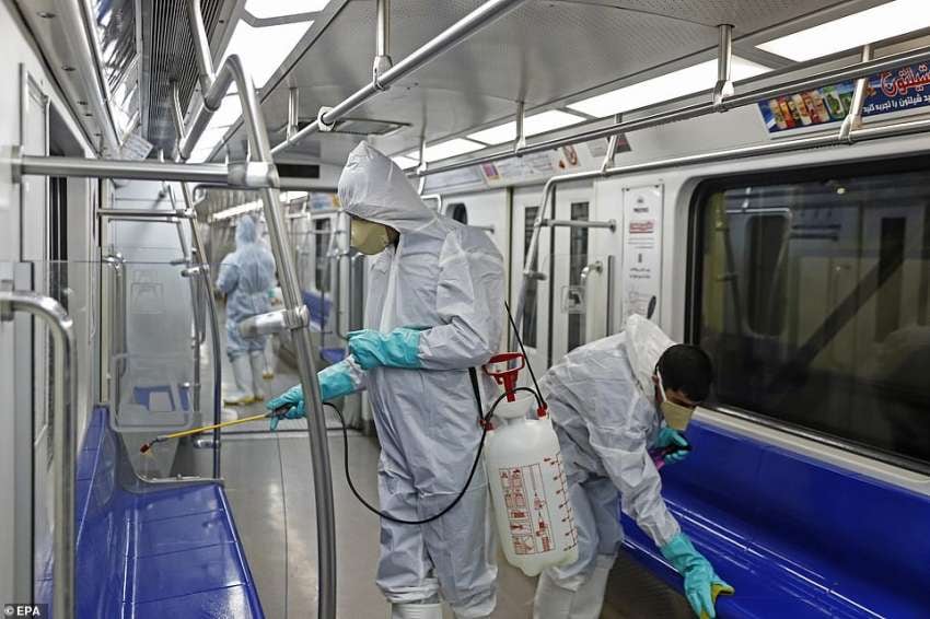 
    Funcionarios municipales llevan adelante tareas de desinfección en el metro de Teherán. Foto: Daily Mail.
   