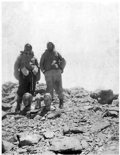 
    El suboficial principal Felipe Aparicio (al mando del grupo) junto al sargento ayudante Marcelino Severo Arballo en 1954.
   