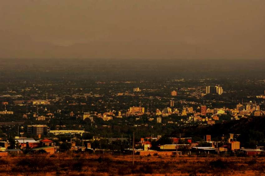 
Panorámica. Ayer por la tarde se observaba el cielo rojizo desde la zona pedemontana, por efecto del humo de los devastadores incendios. | Mariana Villa / Los Andes
   