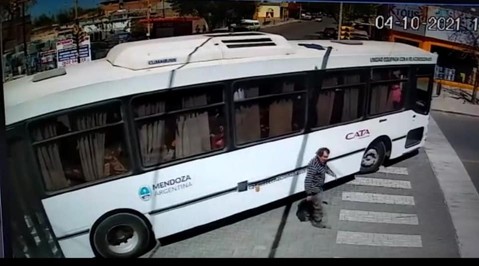 Un ciclista casi termina debajo de un colectivo en San Carlos. Foto DC San Carlos