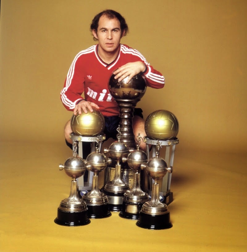 
    El Bocha y su colección de Copas Interacionales. Un grande. / Gentileza.
   