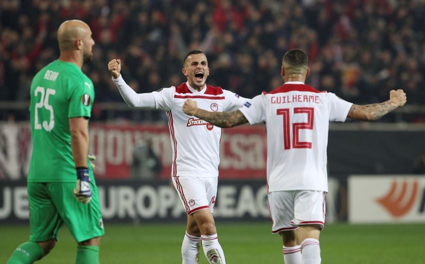 
AP | Omar Elabdellaoui, y Guilherme celebran el triunfo de Olympiakos sobre el Milan
   