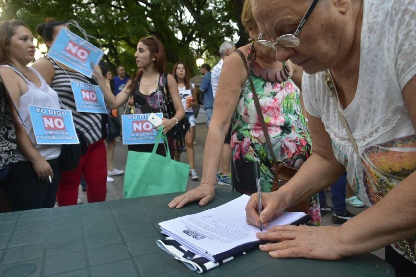 
También juntaron firmas contra el Mendotran. | Diego Parés / Los Andes
   