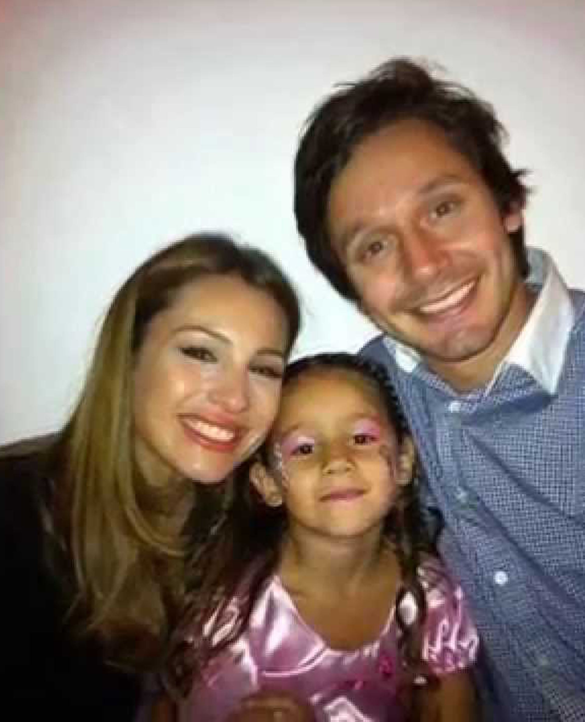 Pampita y Benjamín Vicuña junto a su hija Blanca. 