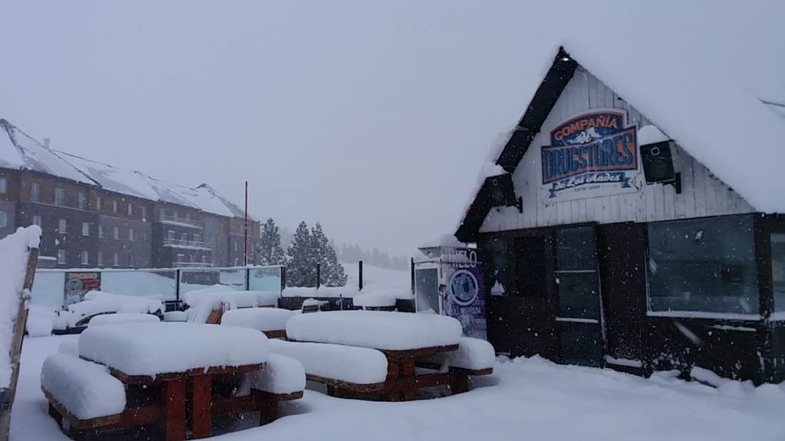 La nieve trae esperanzas para la temporada invernal que está a punto de abrir en Las Leñas. 