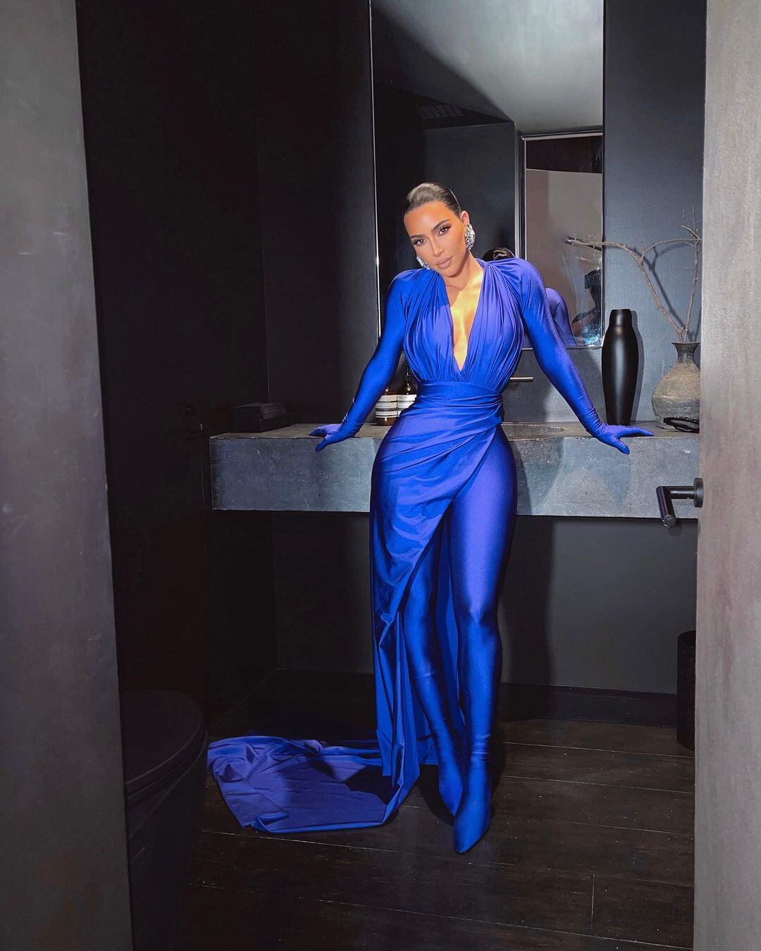 Kim Kardashian, una diva sensual con un total blue de Balenciaga