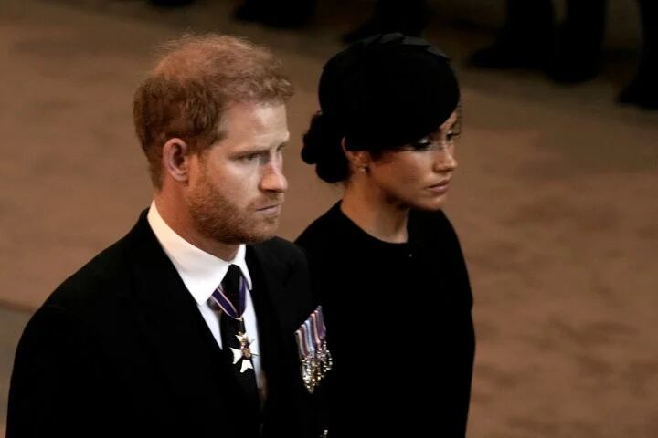 Harry y su esposa, Meghan, la gran ausente en la coronación. Foto: Clarín