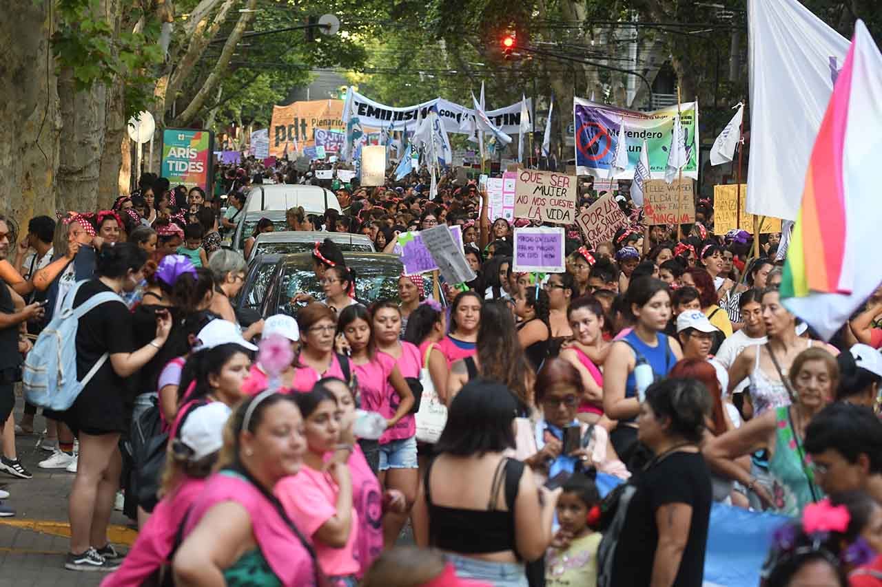 Marcha 8 M en conmemoración del día internacional de la mujer. Miles de mujeres caminaron por las calles de la Ciudad portando carteles, letreros, pancartas y banderas para hacer valer sus derechos

Foto:José Gutierrez / Los Andes 