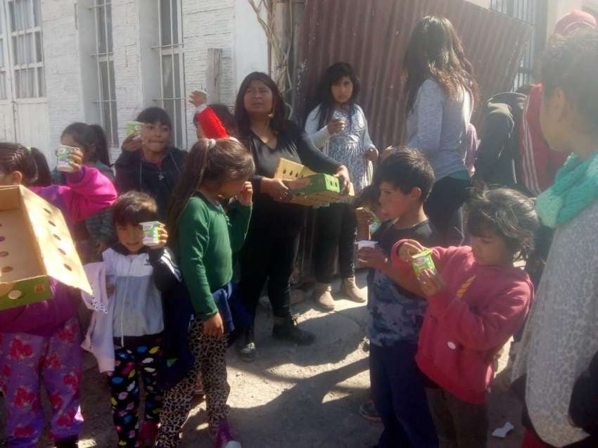 
Por estos días les llevan la comida a las casas. | Gentileza
   