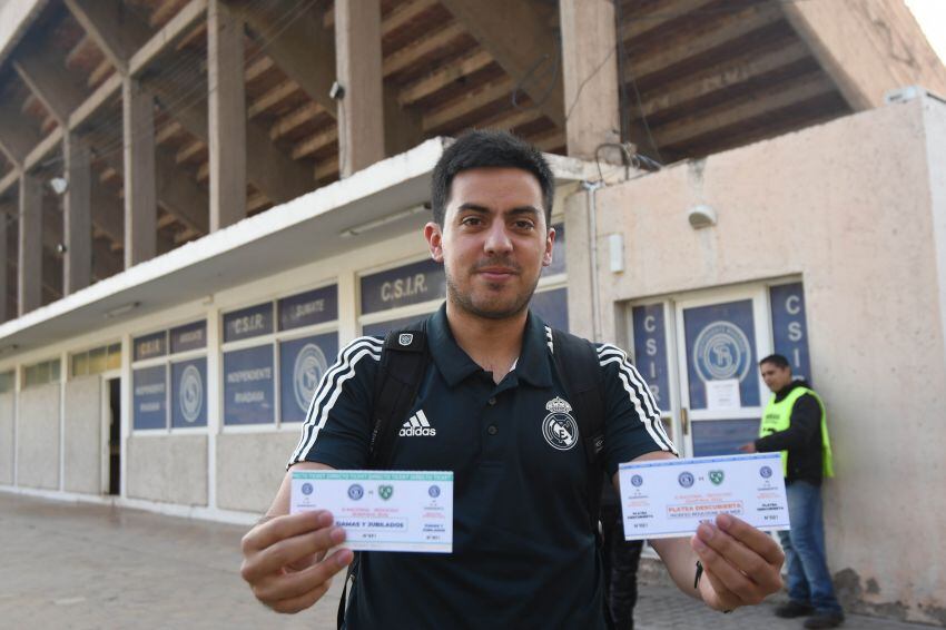 
Uno de los primeros hinchas leprosos en adquirir las entradas, que se venden a buen ritmo para hoy. | Marcelo Rolland / Los Andes
   