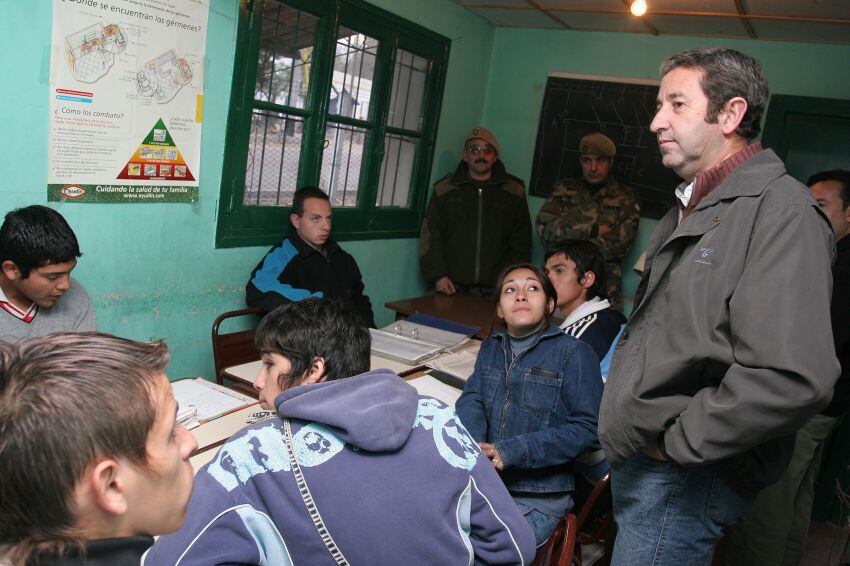 
Julio Cobos visita el regimiento de montaña donde jóvenes se capacitaban en el taller de electricidad. | Claudio Gutiérrez / Los Andes
   