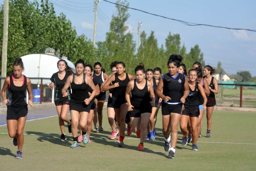 
    Las chicas del Cruzado comienzan el entrenamiento. / Patricio Caneo (Los Andes).
   