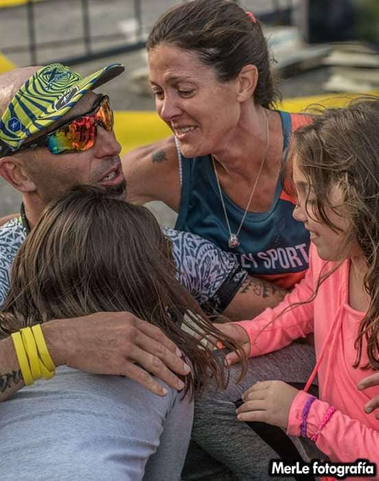 
La familia unida. Ernesto fue el que empujó a María a correr y ella a sus hijas, quienes saben divertirse y disfrutar.  | Gentileza
   