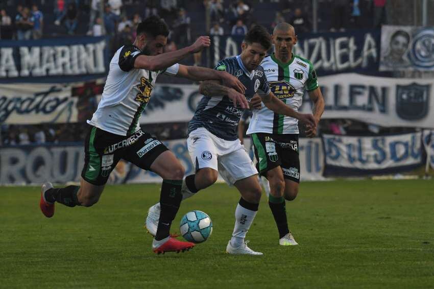 
Luchado. Negri pelea el balón con Fleita. Detrás llega el Cata Díaz. Fue fiesta en el Bautista Gargantini. | Orlando Pelichotti / Los Andes
   