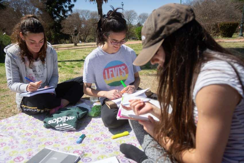 
Estudiosas. Giuliana, Agustina y Florencia fueron a festejar, pero se llevaron los apuntes. | Ignacio Blanco / Los Andes
   