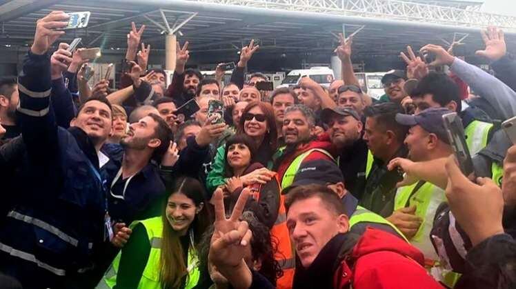 
    Trabajadores del aeropuerto se acercan a felicitar y saludar a la vicepresidente electa. - Gentileza
   