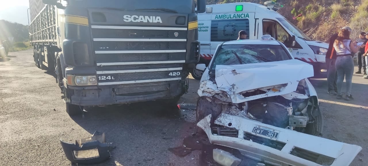 Se salvó de milagro luego de que su auto chocara con un camión en Luján de Cuyo. | Foto: Ministerio de Seguridad y Justicia