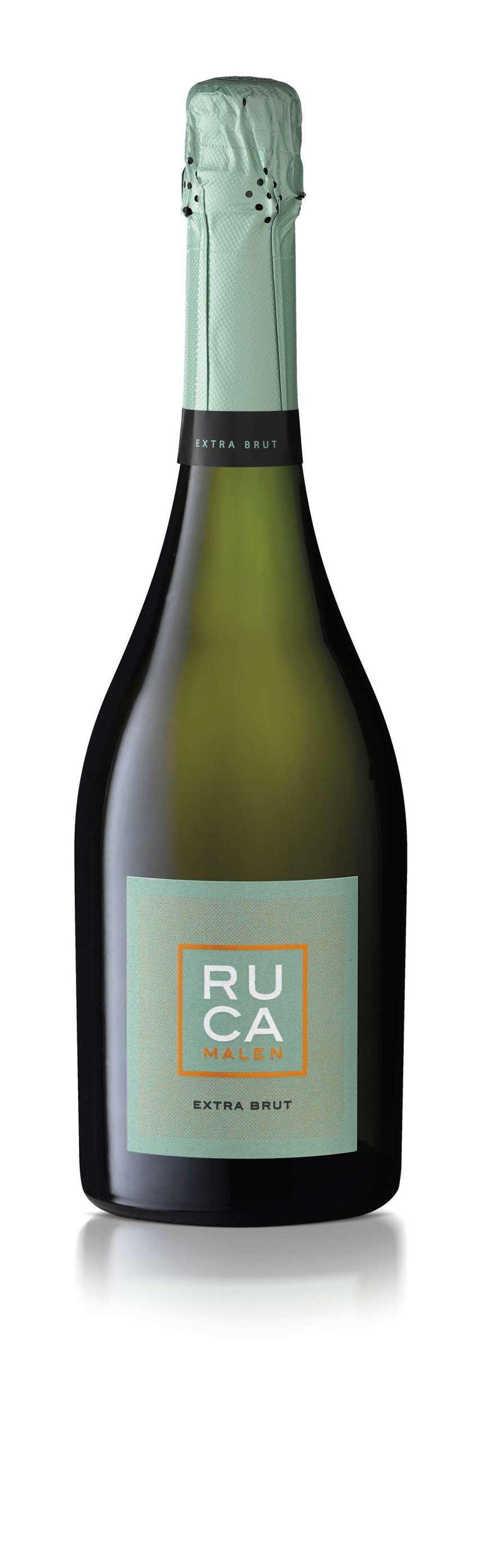 ESPUMANTE RUCA MALEN EXTRA BRUT
 De color amarillo con matices cobrizos, nos envuelve en delicados aromas cítricos, frutales y con notas
     florales. Se destaca por ser fresco y cremoso, nos deja un largo recuerdo en el paladar.