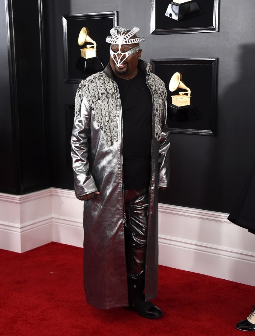 
    La leyenda del funk George Clinton, con su casco futurista.
   