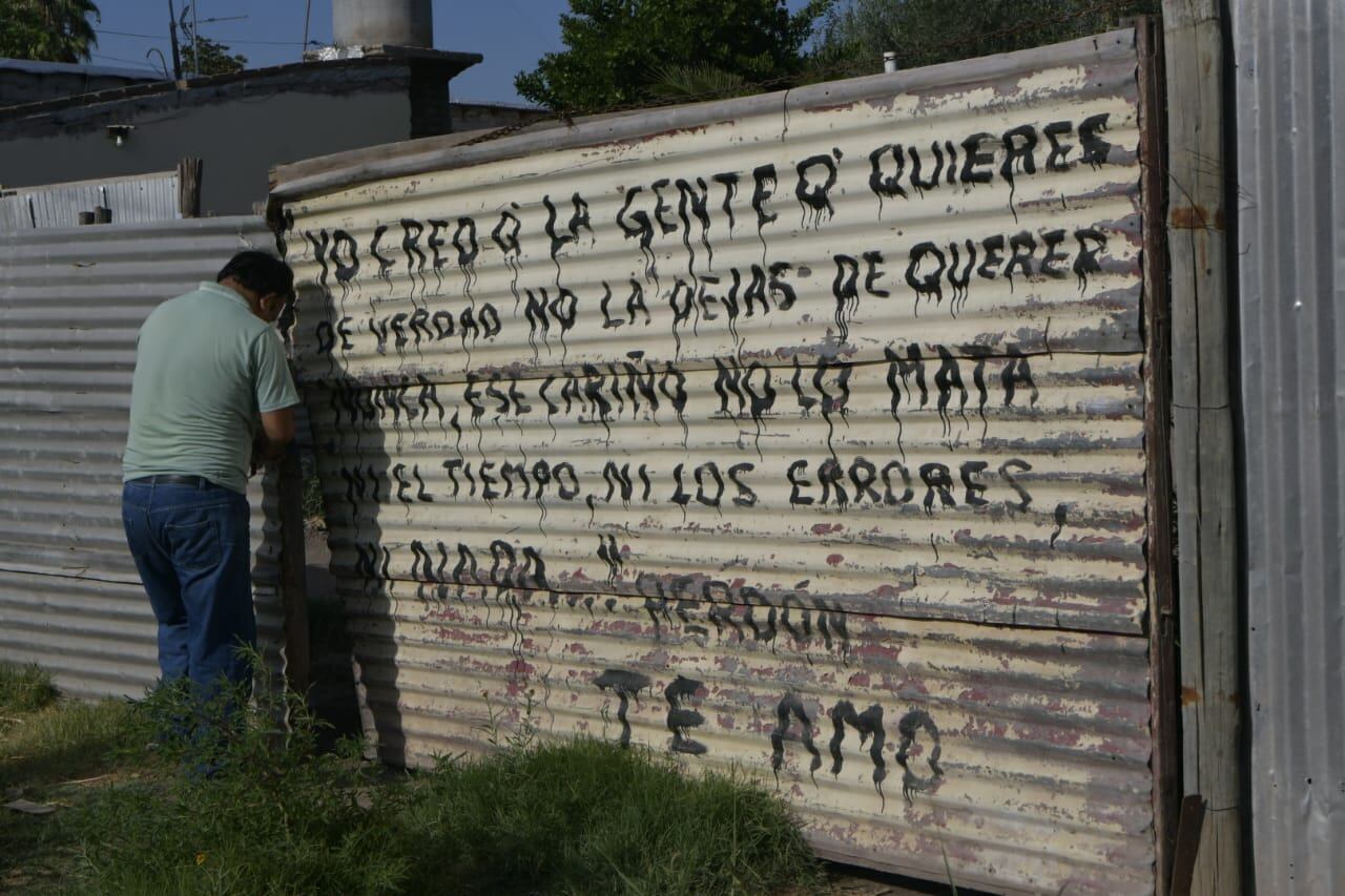 El aterrador cartel que el femicida había escrito a su ex en una pared: “A la gente que quieres, no la dejas de querer nunca”. Foto: Orlando Pelichotti / Los Andes.