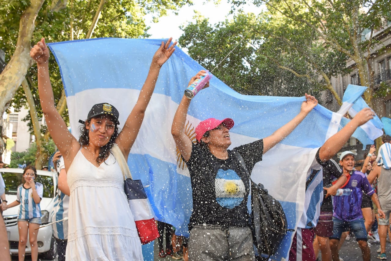 Argentina ya esta en cuarto de final y Mendoza lo festejo así. 
Foto: Mariana Villa / Los Andes