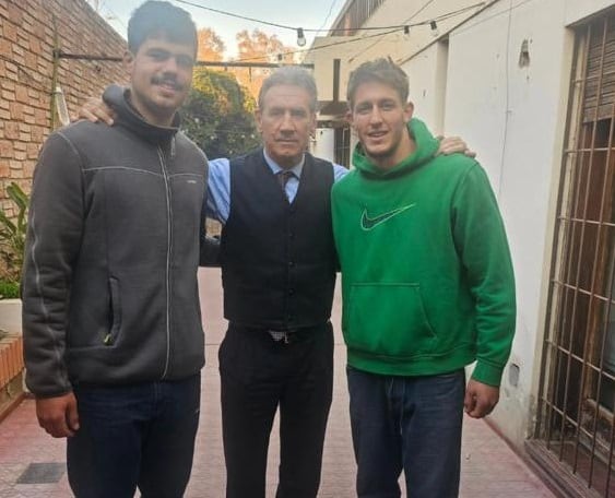 la foto de la polémica. Hugo Auradou y Oscar Jegou junto al abogado Rafael Cuneo Libarona.