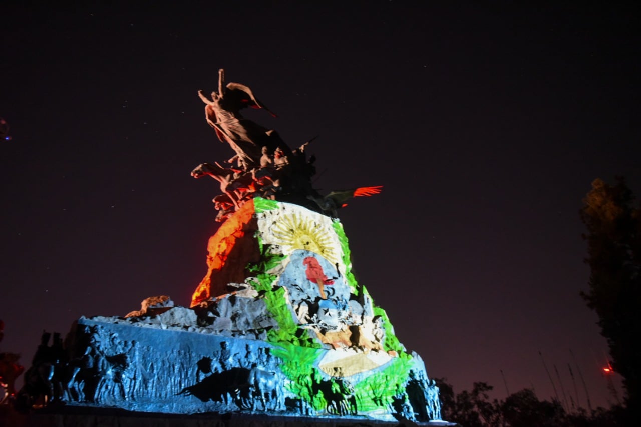 Espectáculo patrio “Seamos libres” en el Cerro de la Gloria en vísperas del 9 de julio.