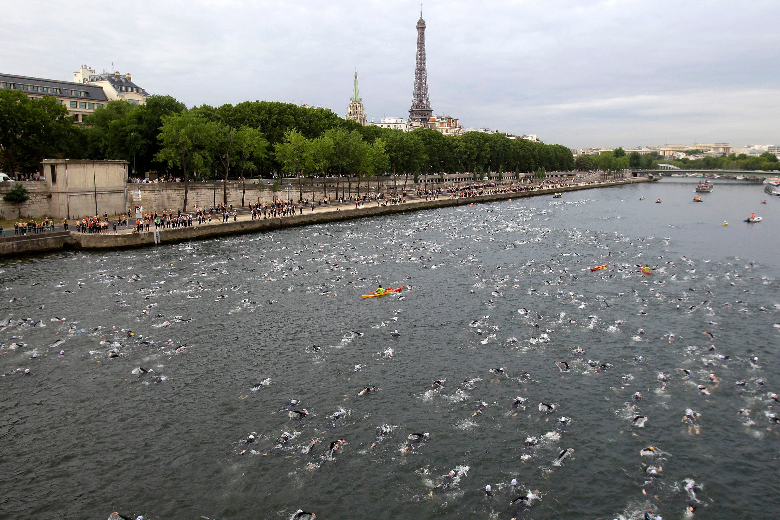 ARCHIVO - Vista de una competición de triatlón en el río Sena, el domingo 10 de julio de 2011. (AP Foto/Lionel Cironneau, archivo)