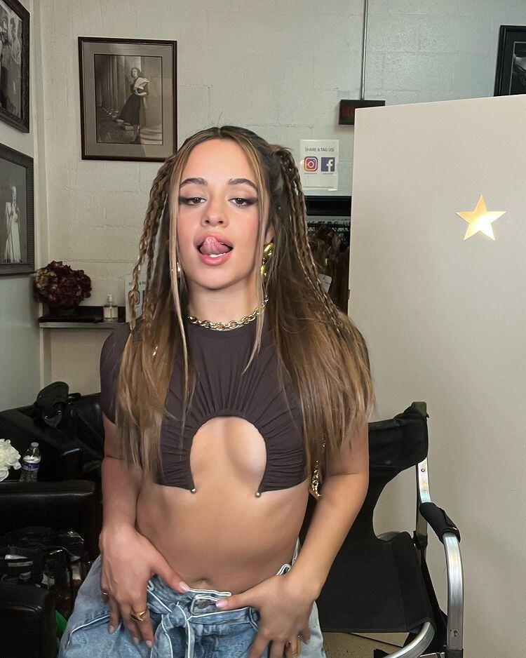 Al estilo Bratz, Camila Cabello, con un top underboob, un pantalón de jean y muchas joyas.