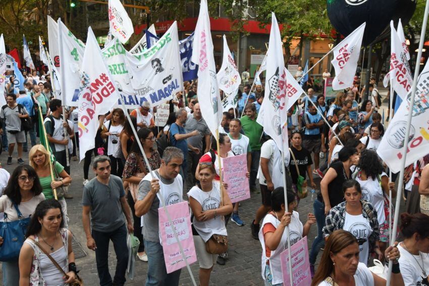 
Banderas de varios gremios en apoyo a los educadores se pudieron ver en la esquina de Peatonal Y San Martín | Marcelo Rolland / Los Andes
   