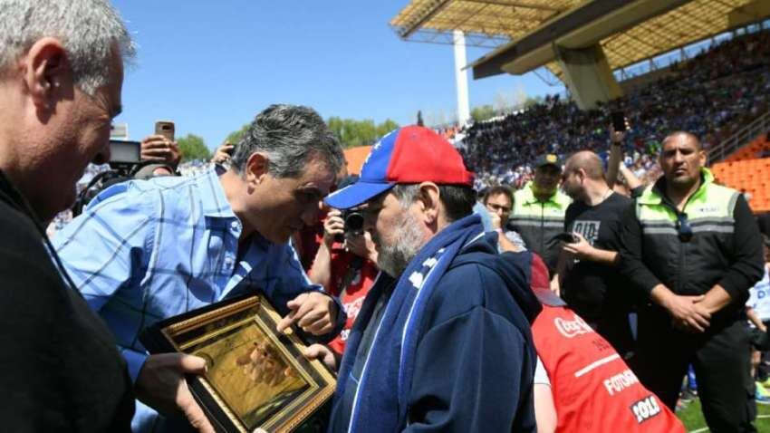 
    El presidente del Expreso, José Mansur, y Diego Armando Maradona. / Marcelo Rolland
   