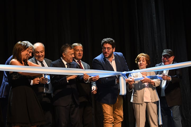 
Corte de cinta. Avelutto, Suárez, Cornejo y Lombardi. | Marcelo Rolland / Los Andes
   