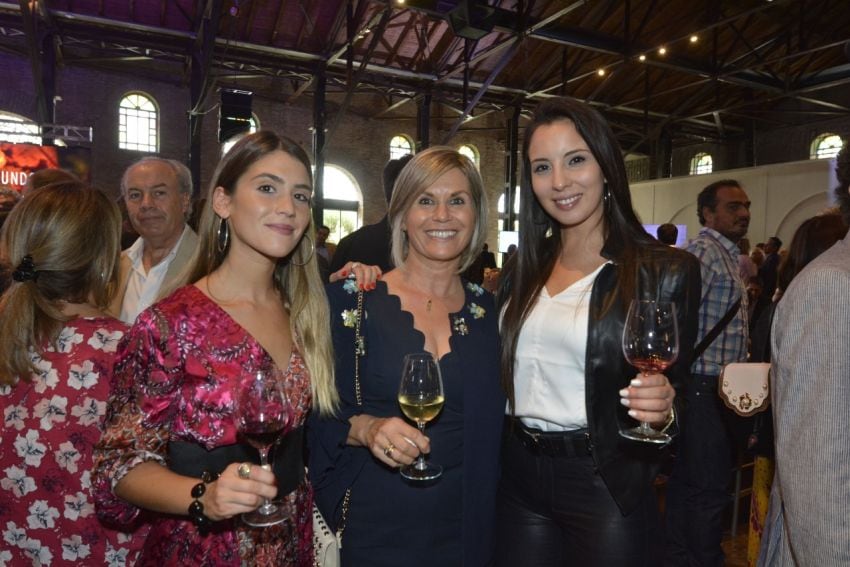 
    Brindis: Florencia Vargas Salafia, Amelia Salafia, de la Universidad Maza, y Noelia Verdejo, de Bodeha San Cristóbal.
   