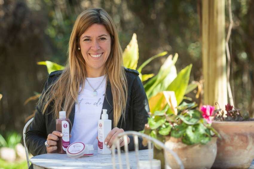 
Cosmética. Emilce Lingua realiza productos de belleza corporal a base de oliva y pepitas de malbec. | Ignacio Blanco / Los Andes
   