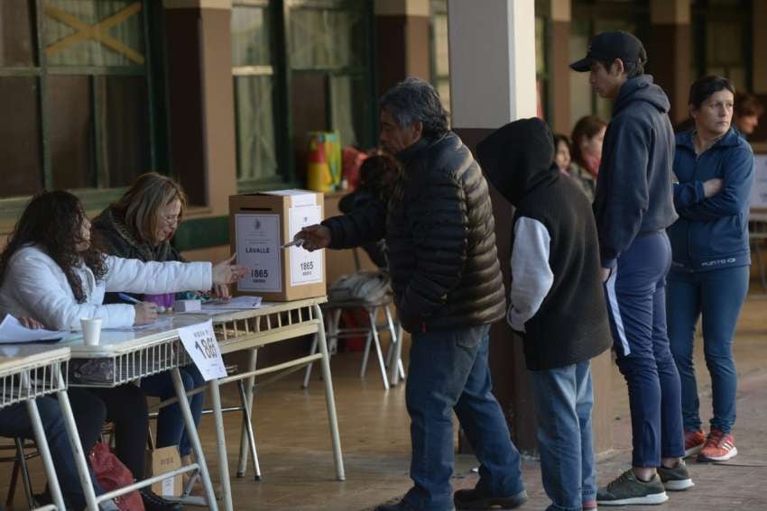 
Pese al frío los ciudadanos fueron a votar temprano | Marcos García / Los Andes
   