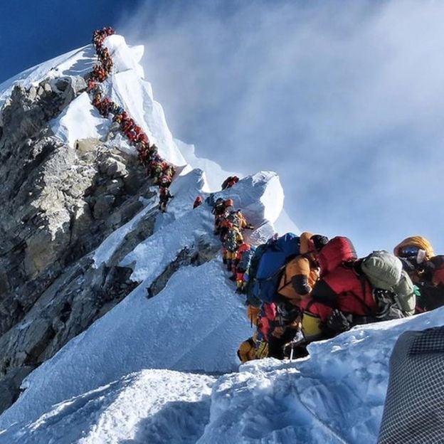 
    Cientos de alpinistas en una cola eterna para llegar a la cima. / Gentileza La Nación.
   