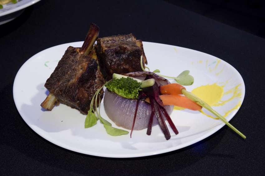 
    Costillas de novillo en cocción prolongada al malbec con canasta de cebolla y vegetales de temporada.
   