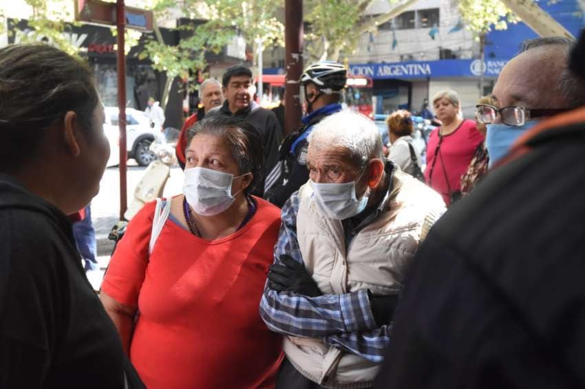 
Jubilados esperando poder cobrar sus haberes. | Mariana Villa / Los Andes
   