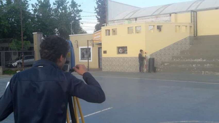 
    Los agrimensores de trabajando en el corazón de la Villa. / Gentileza.
   