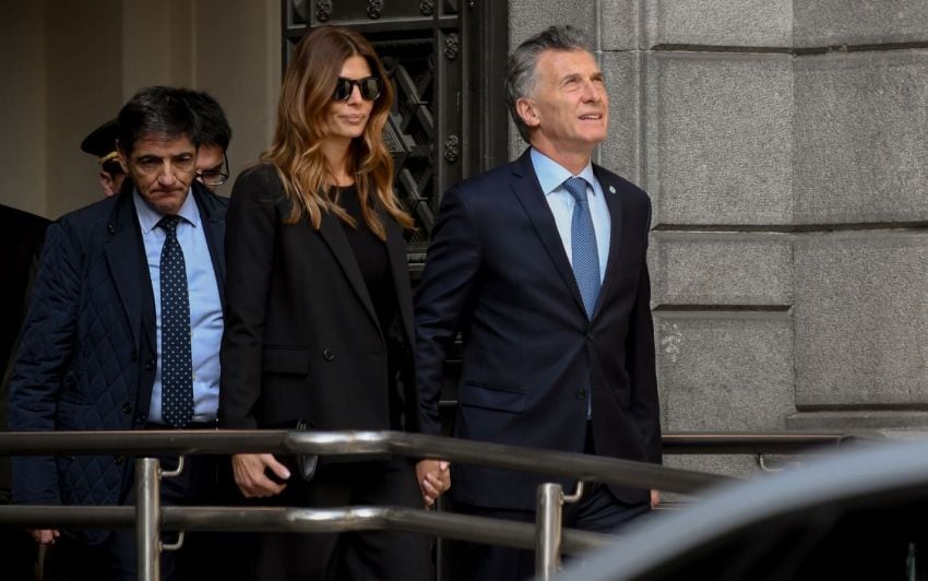 
    Macri y su mujer despidieron a de la Rúa en el Congreso. / Télam 
   