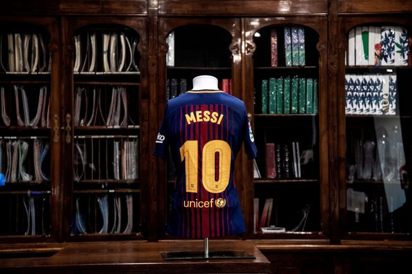 
    camiseta de fútbol del FC Barcelona usada por el jugador argentino Lionel Messi durante la temporada 2017-2018. (Foto de MARCO BERTORELLO / AFP)
   