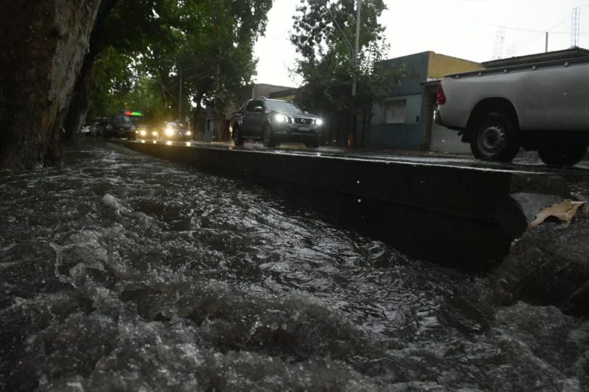 
El agua desbordó en la acequia de calle Pelegrini de San José.  | Diego Parés / Los Andes
   