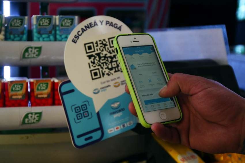 Variedad. Kioscos, locales de indumentaria y hasta servicios pueden pagarse con código QR. Los Andes