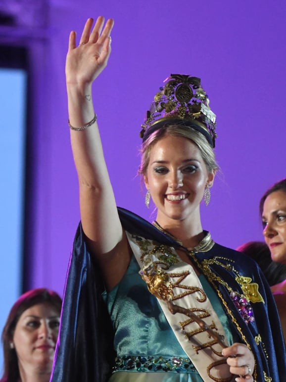 
Saludo real. Lucía I sonríe al pueblo maipucino | José Gutiérrez / Los Andes
   