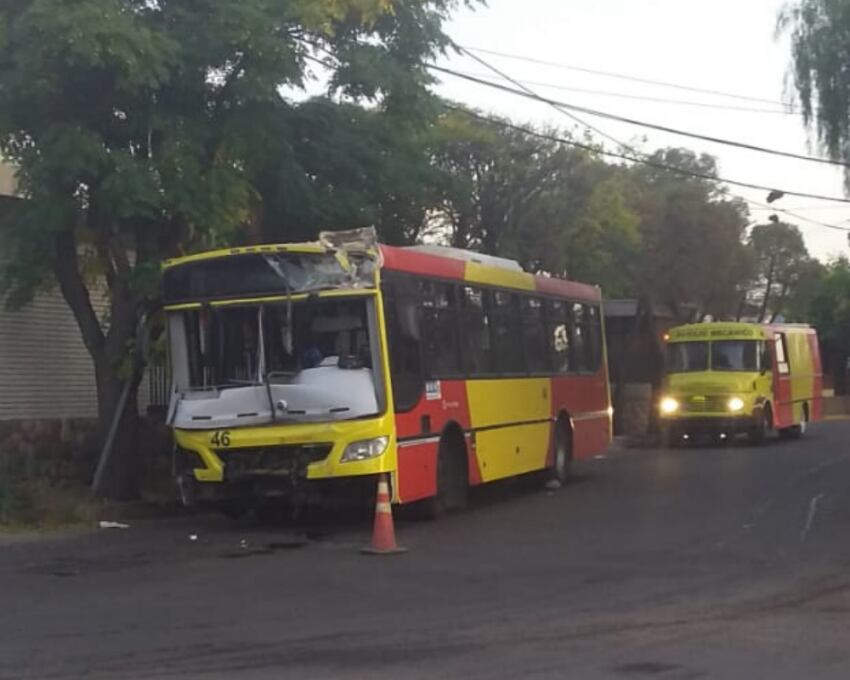 
El interno 46 del 400 impactó contra una vivienda del Barrio Supe | Gentileza
   