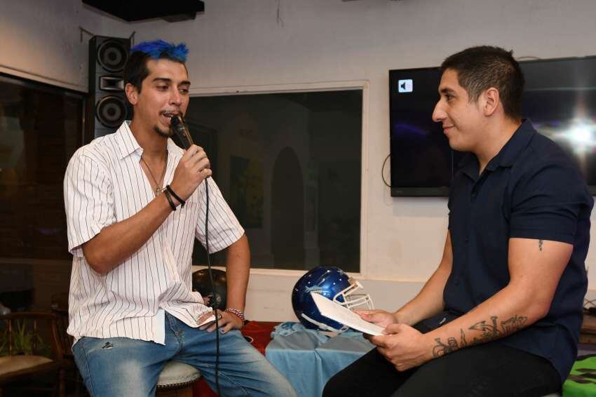 
Todo listo. Jugadores y entrenadores presenciaron la apertura de la temporada en el coqueto bar de calle Arístides. | José Gutiérrez / Los Andes
   