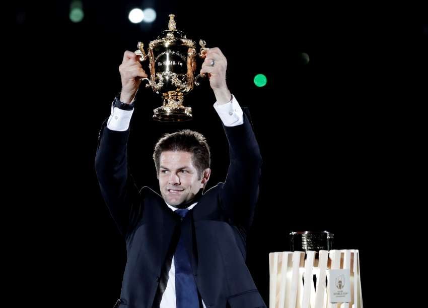 
    El ex capitán de los All Blacks, Richie McCaw, sostiene en alto la Copa Webb Ellis durante la ceremonia de inauguración de la Copa Mundial de Rugby antes del partido del Grupo A en el Estadio de Tokio entre Rusia y Japón en Tokio/AP
   