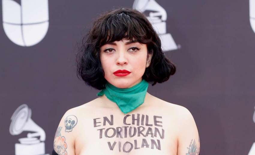 
Mon Laferte no se olvidó de la situación que vive su país.  | AP
   